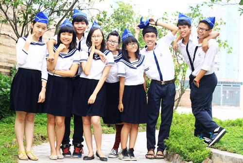 Hoc sinh Ha Noi chi can mac sach den truong hinh anh