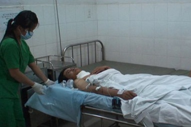 Clip 2 phu huynh bi cua co truoc cong truong hinh anh