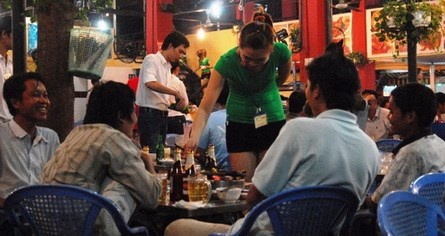 Cu nhan DH su pham that nghiep di ban bia hinh anh