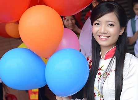 Teen Ams 'vay' co giao 9X xinh dep tai khai giang hinh anh