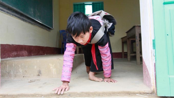 Khai giang cuoi cua cau be khuyet tat hinh anh