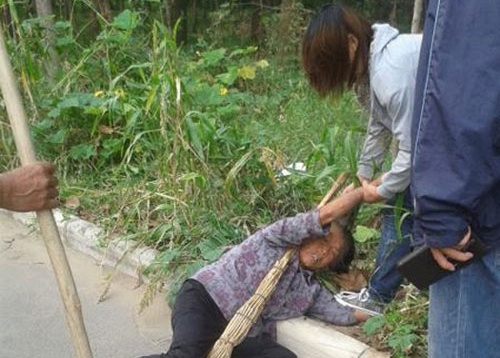 Thieu nu 16 tuoi giat toc, giam dap ba noi hinh anh