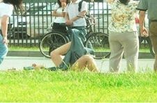 Ra toa vi... tut quan phu nu giua pho hinh anh