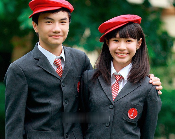 Hoc sinh duoc tu may dong phuc theo mau hinh anh