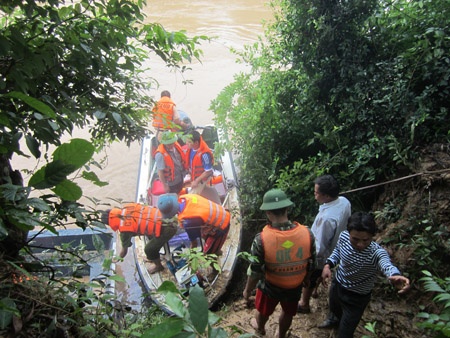 Nho nha ngoai cam tim xac nan nhan bi lu cuon troi hinh anh