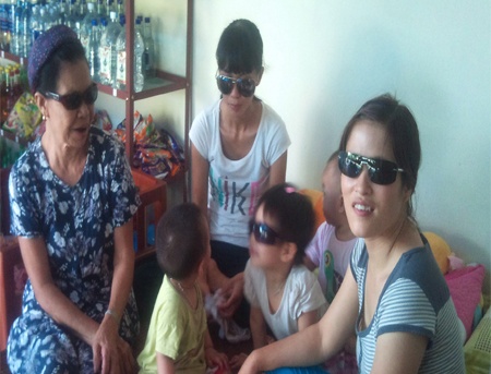 Dich dau mat do: Ca nha deo kinh di ngu hinh anh