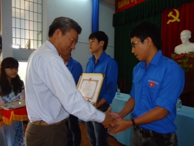 Khen thuong 4 sinh vien dung cam cuu nguoi hinh anh