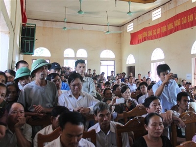 Dai bieu Quoc hoi nghe y kien vu chon thuoc tru sau hinh anh