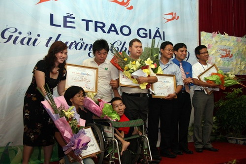 Hon 1.000 nguoi tri an hiep si Nguyen Cong Hung hinh anh