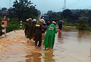 CSGT dam mua giup dan vuot qua duong ngap lut hinh anh