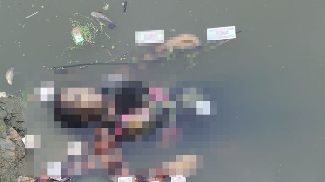 Thi the nguoi phu nu cot trong bao, nam ben duong hinh anh