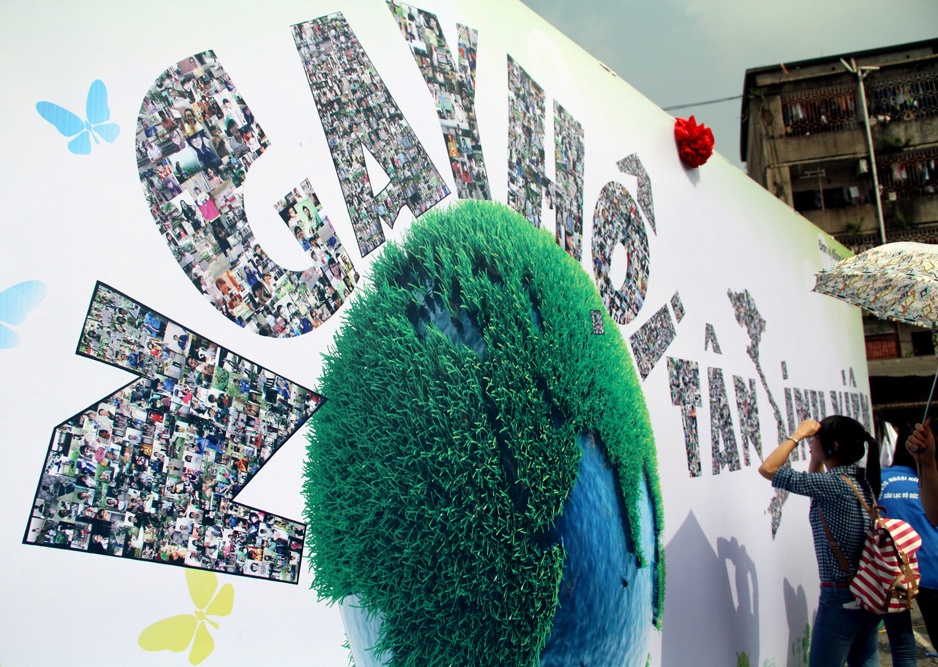 Buc anh ky luc 12.000 chan dung sinh vien nam nhat hinh anh