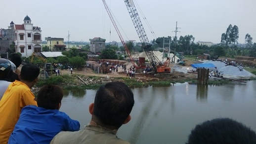 Pha cau tam, cong nhan bi hang chuc tan sat dim chet hinh anh