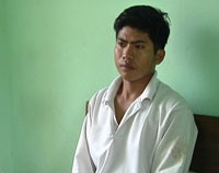 Hon chien luc di ve sinh, 2 nguoi thuong vong hinh anh
