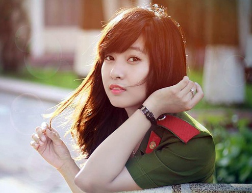 Nu sinh Canh sat xinh dep trong quan phuc hinh anh