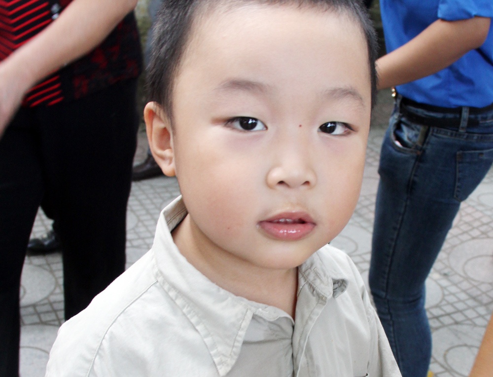Than dong 4 tuoi xep hang vao vieng Dai tuong hinh anh