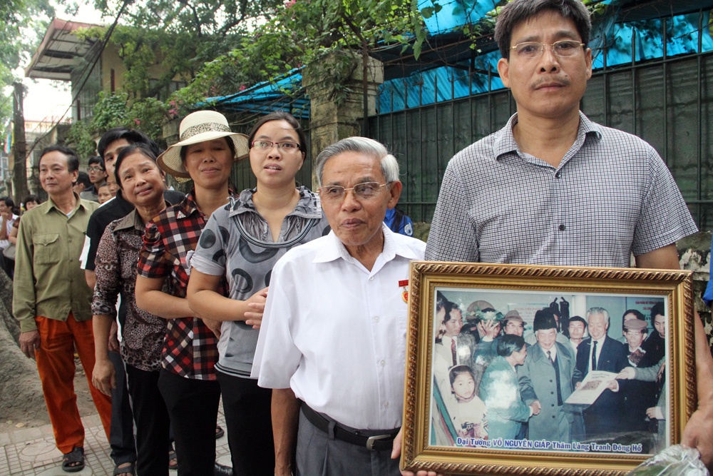 Nghe nhan tung duoc Dai tuong den nha xep hang cho vieng hinh anh