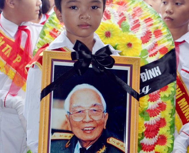 Hoc sinh Quang Binh doi mua vao vieng Dai tuong hinh anh