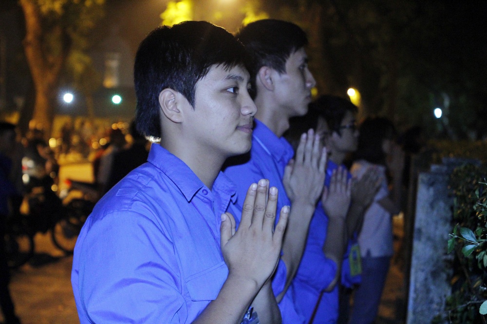 Gioi tre thuc trang dem cuoi truoc nha Dai tuong hinh anh