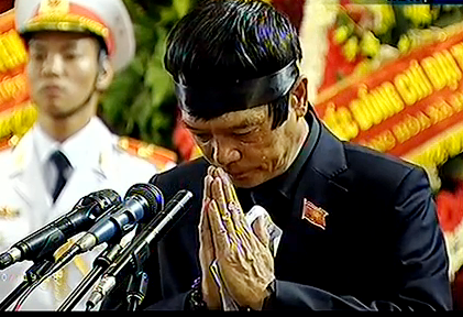 Con trai Dai tuong cam ta nhan dan ca nuoc hinh anh