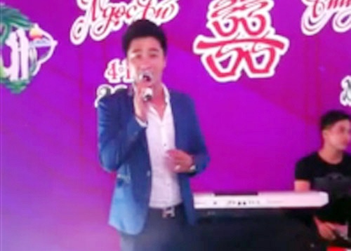 Chang trai hat tinh ca buon tai le cuoi nguoi yeu cu hinh anh