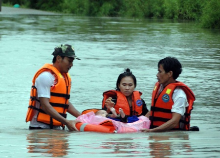 Hai hoc sinh dung cam cuu nguoi trong lu du hinh anh