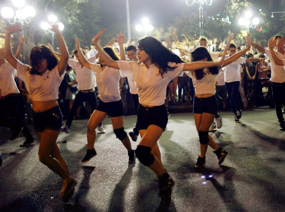 St.319 gay sot voi man flashmob trong mua hinh anh