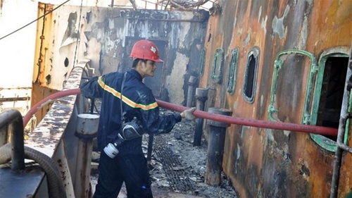 Can canh tau cau 25.000 tan chay rong ra gan 12 gio hinh anh