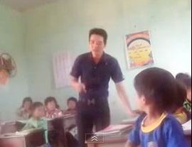 Clip thay giao day tre hoc hat xon xao dan mang hinh anh