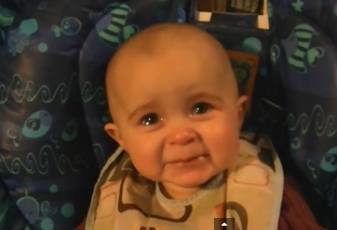 Clip be 10 thang tuoi khoc bieu cam nhu dien vien hinh anh