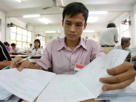 Danh trao bai thi tot nghiep, truong se bi phat nang hinh anh