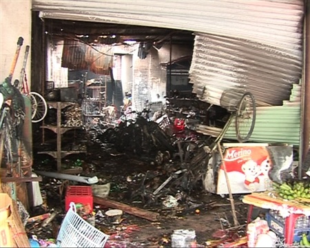 Gia dinh 4 nguoi tu vong trong nha chay hinh anh