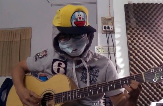 Clip hai thanh nien deo khau trang hat nhac che hinh anh