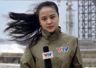 Dan mang an tuong nu BTV xinh dep dua tin trong bao du hinh anh