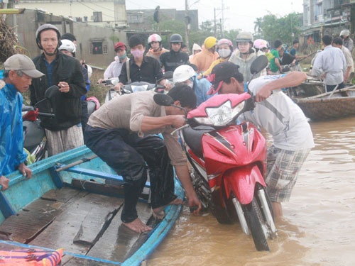 Dua do kiem tien trieu mua lu hinh anh