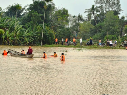 Di mua mi goi cho ong ba, mot hoc sinh bi lu cuon hinh anh