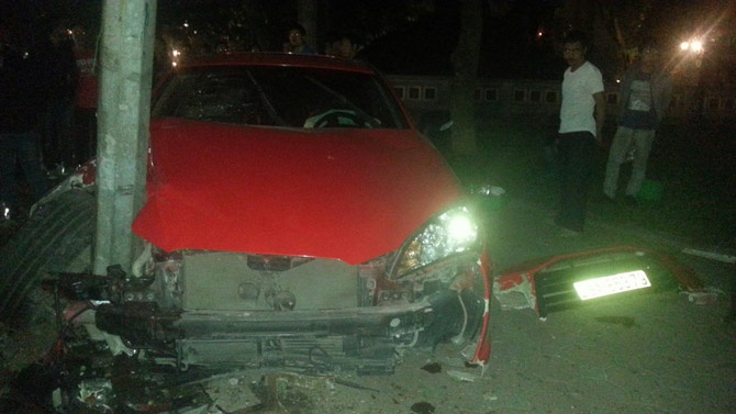 Xe hop bien dang khi dam vao cot dien khu bo Ho hinh anh