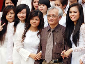 Thay hieu truong cua ngoi truong ‘Dinh kinh hoang’ hinh anh