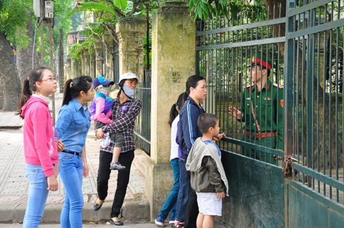 Nguoi dan lang le vieng Dai tuong o 30 Hoang Dieu hinh anh