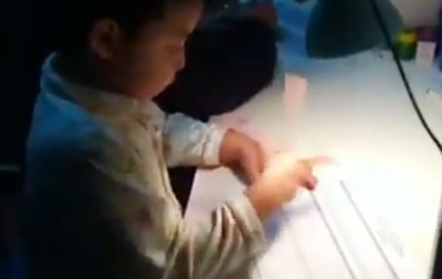 Clip be lop hai tinh nham 150 phep toan trong 8 phut hinh anh