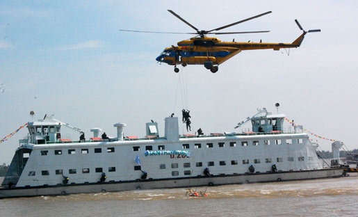 Linh tinh nhue dien tap giai cuu con tin tren song hinh anh