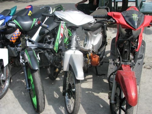Vao tan bai giu xe cua cong an, trom hang loat xe dua hinh anh