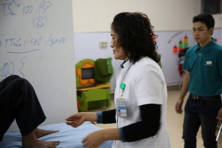 Bat ngo duoc y ta dui tien vao tui hinh anh