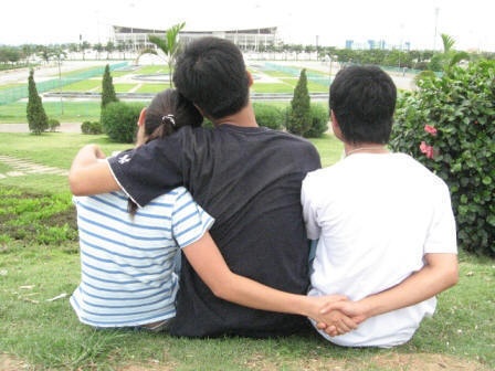 Chang trai vach tran ban gai ‘bat ca 2 tay’ hinh anh