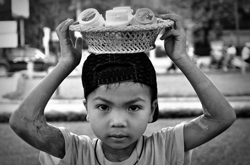 Tuoi tho co cuc cua nhung dua tre ban keo dao tren duong pho hinh anh