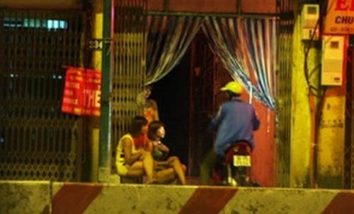 Doan ket co hau cua co gai bi anh trai ban cho dai gia hinh anh