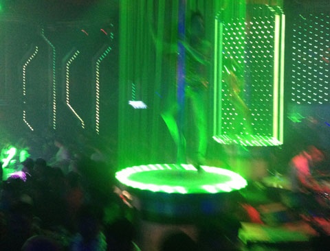 Quan bar o Da Nang: Cam mua cot thi... mua vong hinh anh