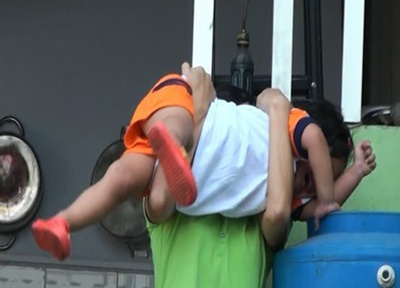 'Mot vai clip tre bi bao hanh chi la be noi cua tang bang' hinh anh