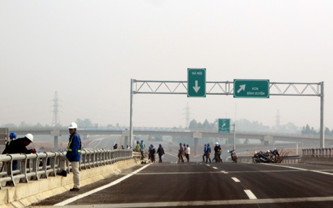 Cao toc dai nhat VN gap rut truoc ngay thong xe hinh anh