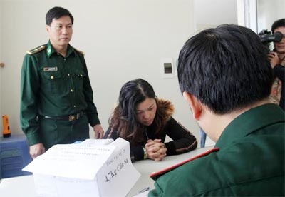 'Kieu nu' vua nhan 4,7kg can sa thi bi tom hinh anh